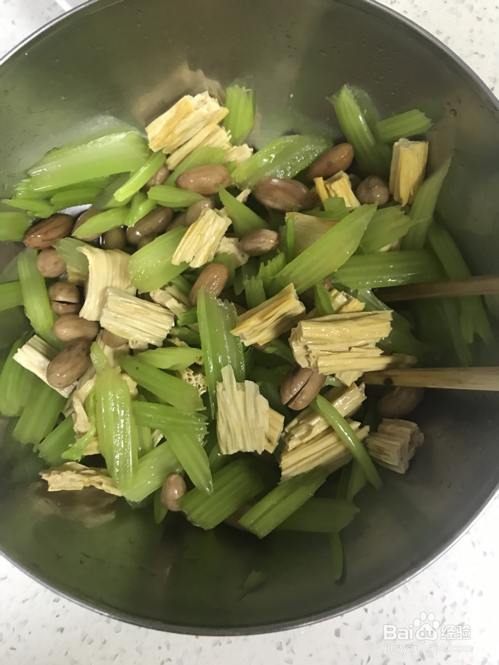 香气满满的西芹腐竹花生