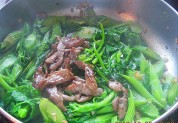 芹菜炒猪肉的做法