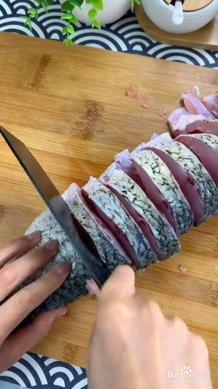 如何制作美味的电饭煲草鱼?