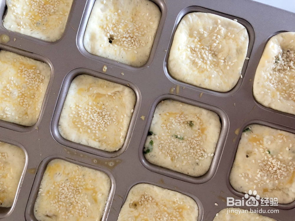 香气浓郁的芝士肉肠香葱面包