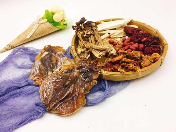 姬松茸茶树菇墨鱼汤