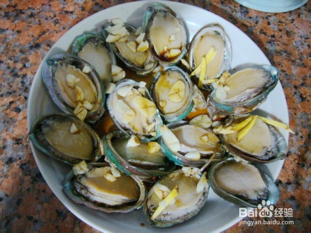 鲜美的蒜蓉豉油蒸鲍鱼