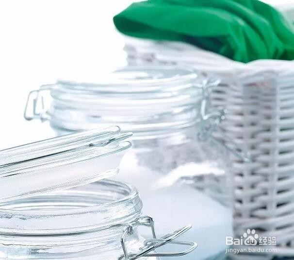 下水道堵了,她随手丢进两块药片就疏通了!