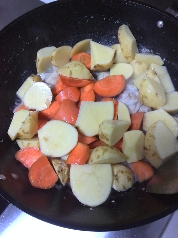 红咖喱土豆鸡腿