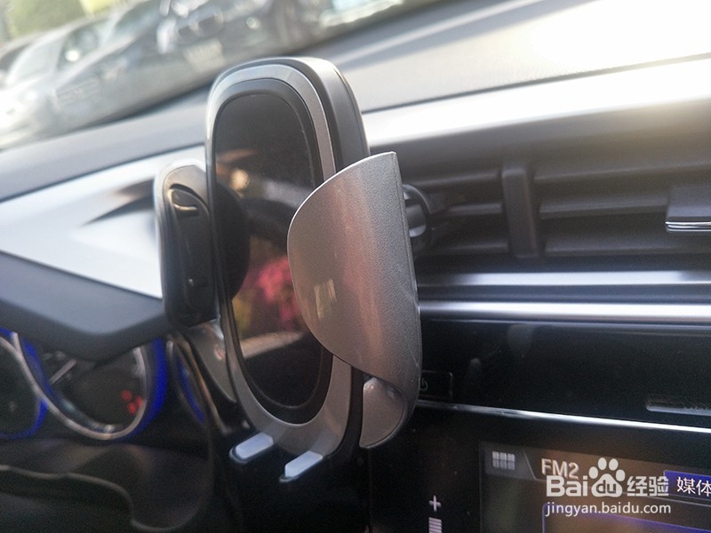 锋范加装圆盾K11车载无线充安装操作