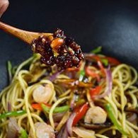 制作虾仁酱炒杂蔬面