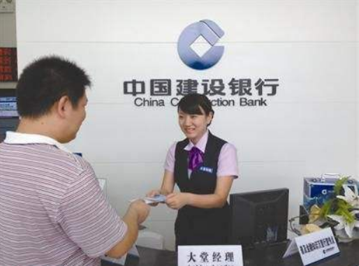 建设银行龙卡通收年费吗