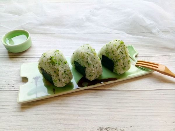 西兰花肉松饭团