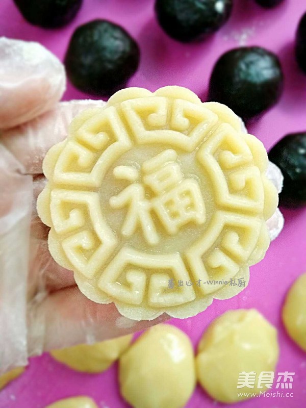 广式白莲蓉蛋黄月