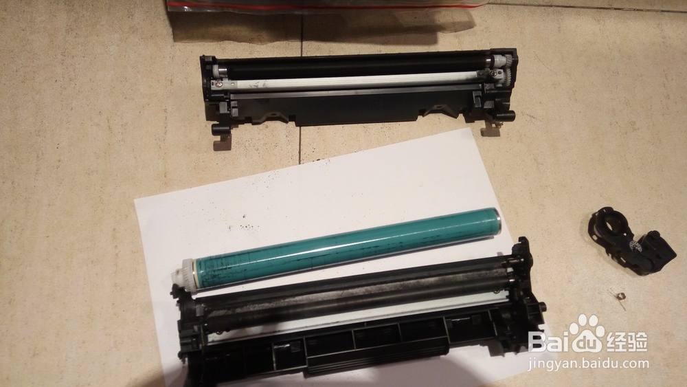 HP惠普P1007打印机打印黑色条痕废粉仓清理