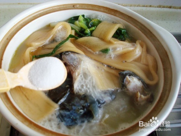 鱼头苕粉煲的制作方法