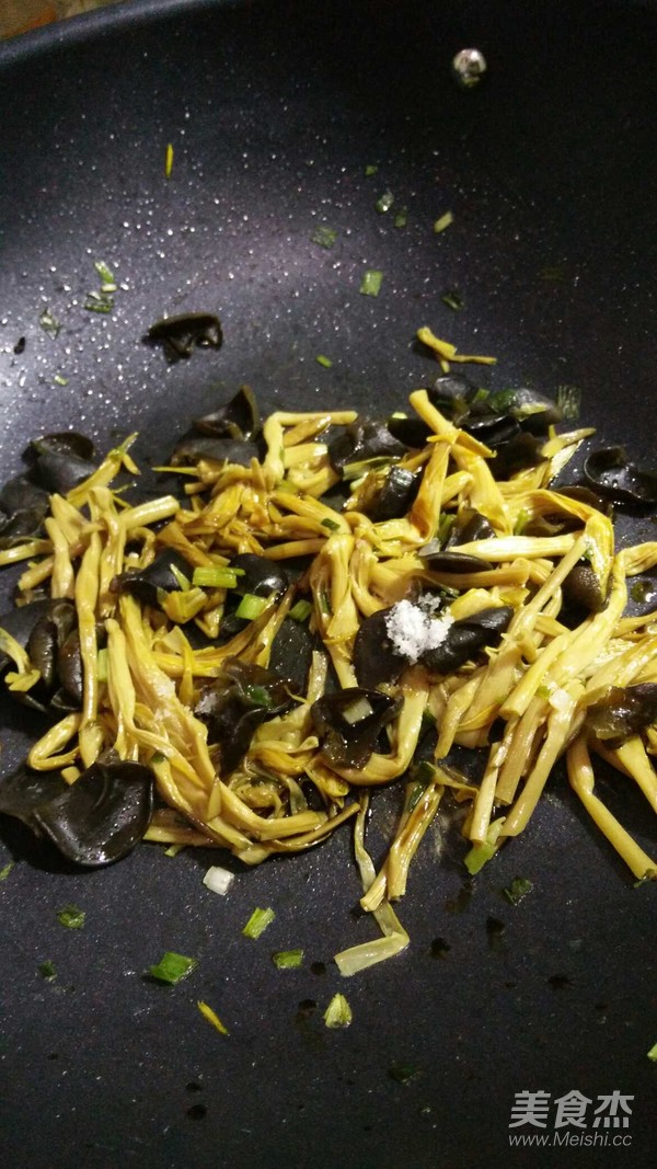 黑木耳炒黄花菜