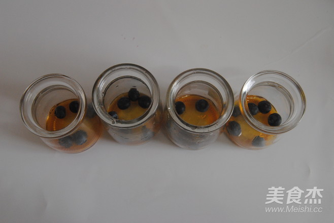 草莓加州葡萄干布丁