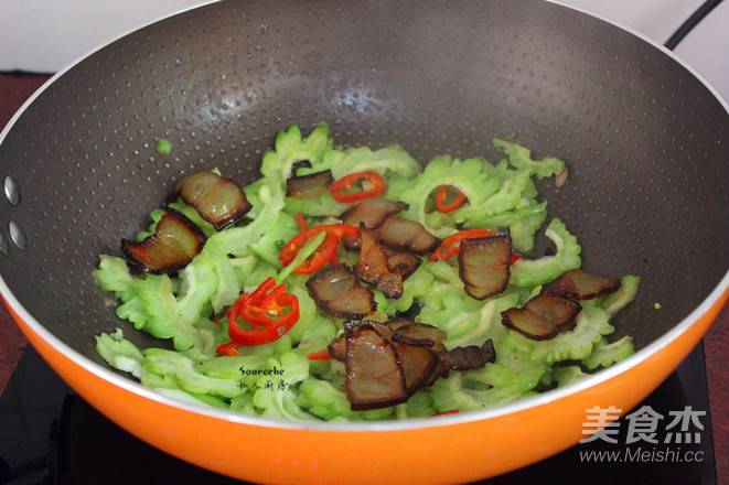 腊肉炒苦瓜的做法