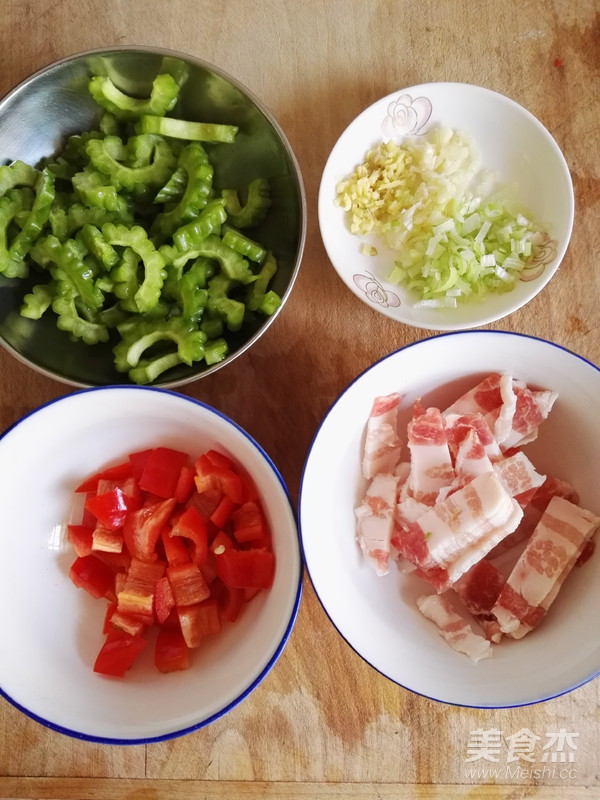 五花肉炒苦瓜