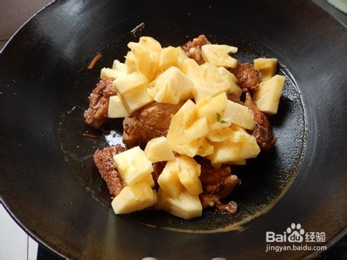 如何做菠萝焖排骨