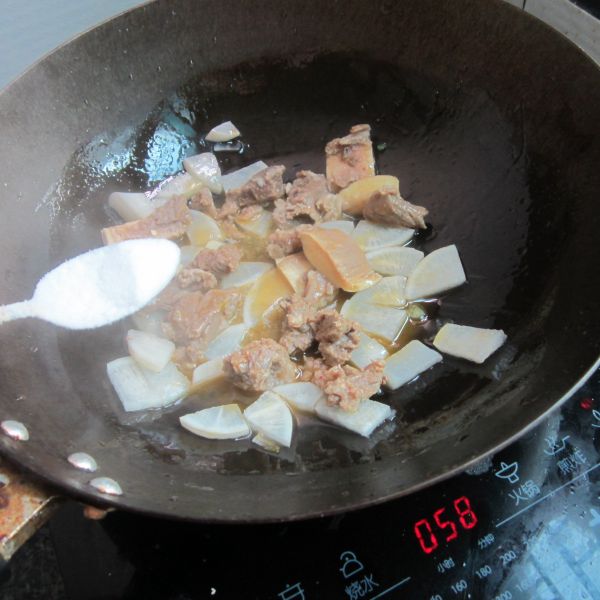 白萝卜片炒牛腩