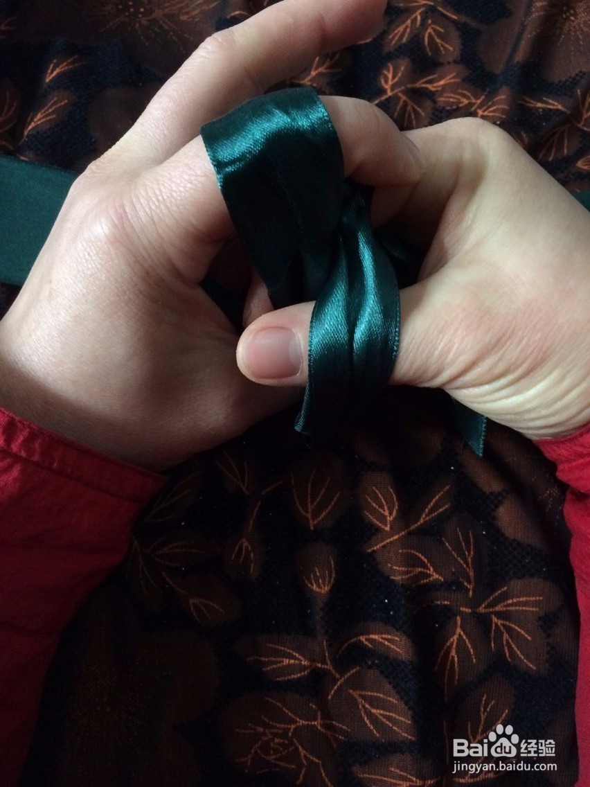 衣服上蝴蝶结打法