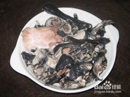 炖乌鸡椰子汤的做法