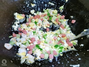 泰国美食菠萝虾仁炒饭