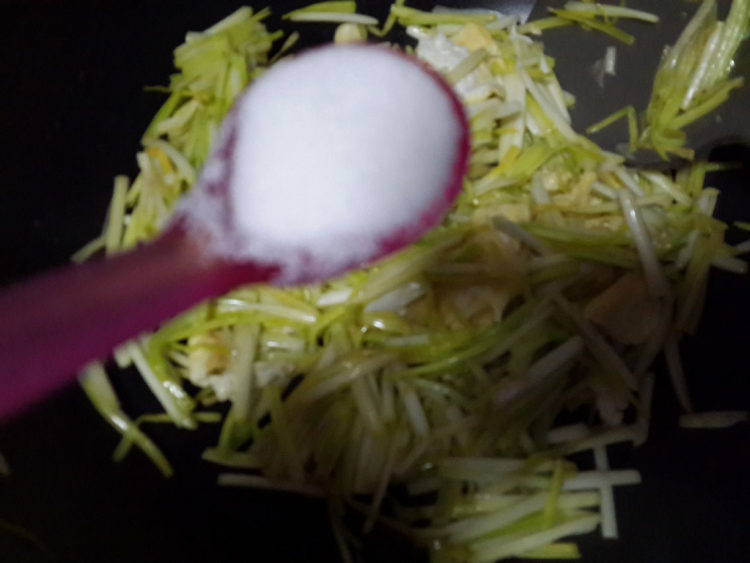 让你垂涎欲滴的蒜黄炒鸡蛋！