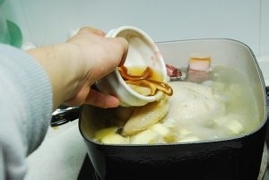 牛肝菌春笋火腿鸡汤的做法