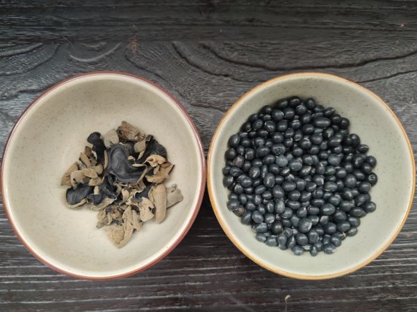 黑豆木耳猪尾汤