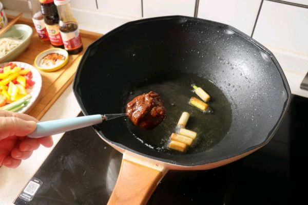 罗勒肥牛卷盖浇饭