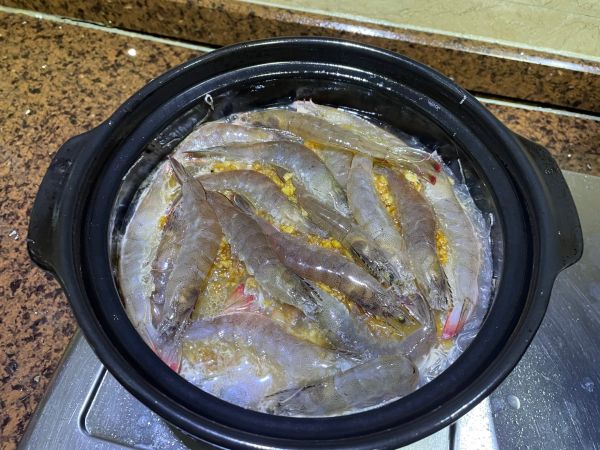 鲜虾生蚝粉丝煲