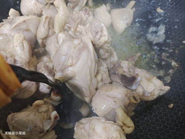 蟹味菇山药粉皮炖鸡腿