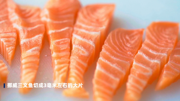 熔岩炙烤三文鱼窝蛋饭在家怎么做