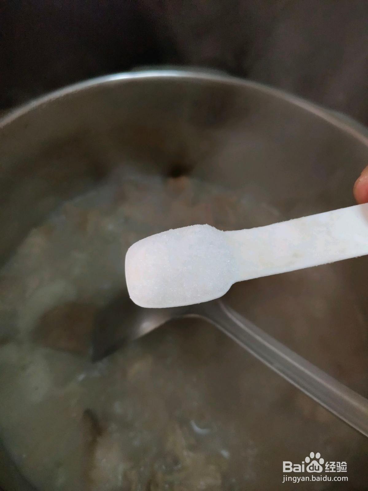 巨暖心的芋头排骨汤的做法