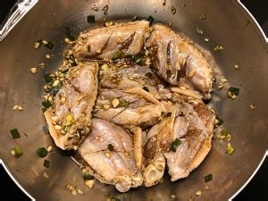 怎么做外酥里嫩多汁的蒜香炸鸡翅？