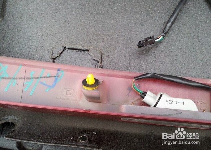 科鲁兹后备箱开关手抠失灵牌照灯不亮后更换