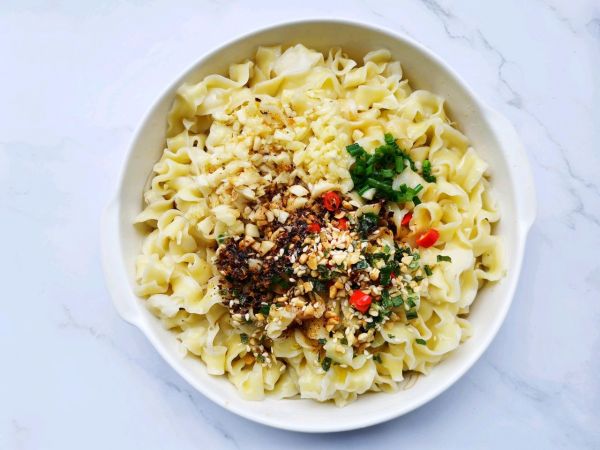 香拌油泼刀削面