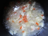 好喝又营养的银耳百合莲子羹