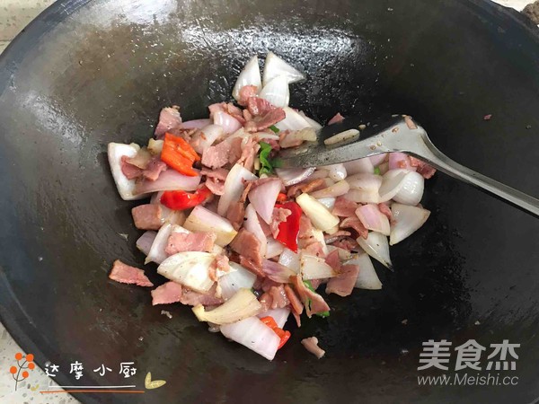洋葱炒培根的做法
