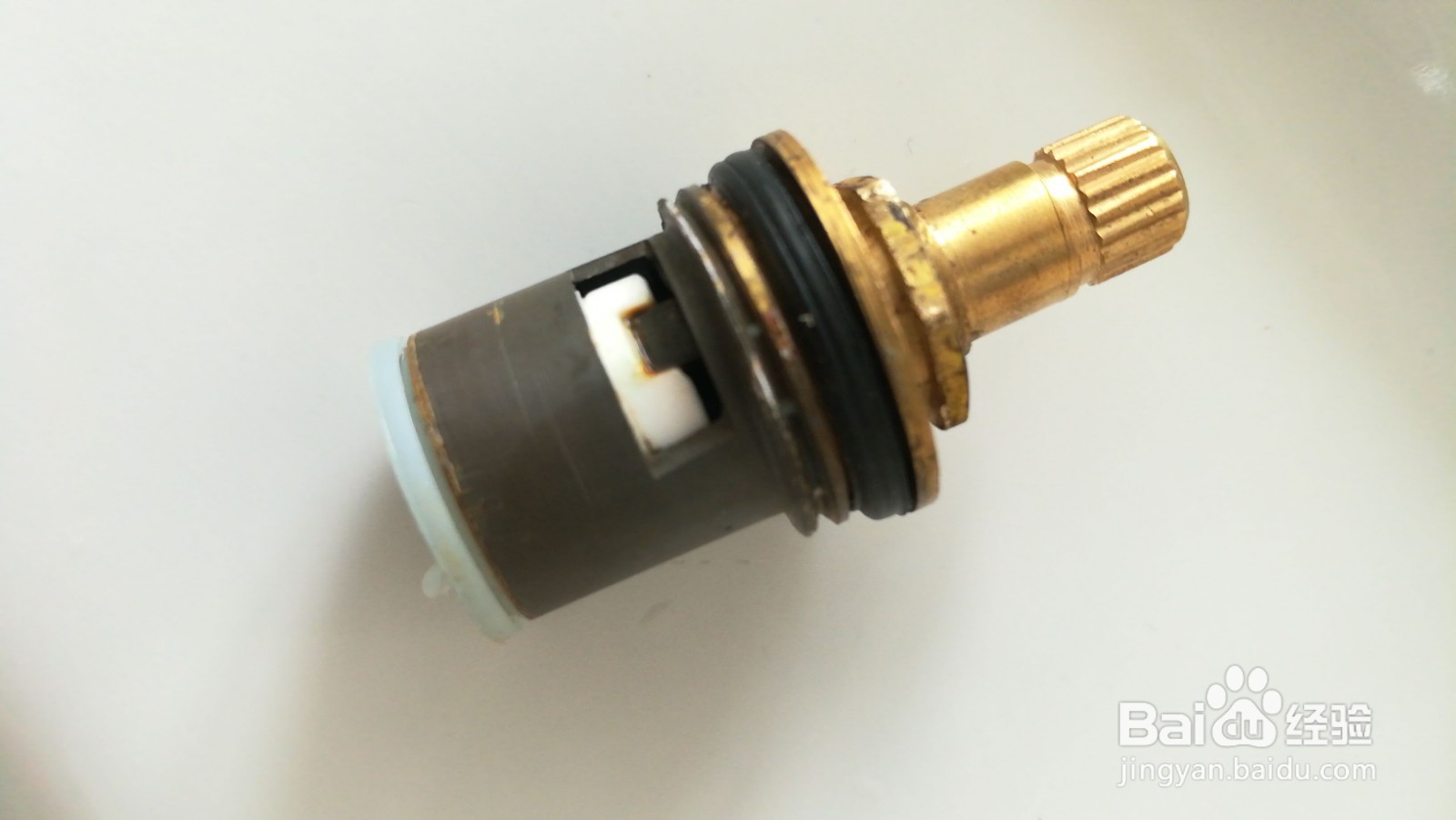 一根橡皮筋可解决水龙头滴水问题