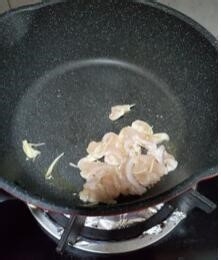 怎么炒出一道美味的杂蔬鸡肉炒贝壳面 
