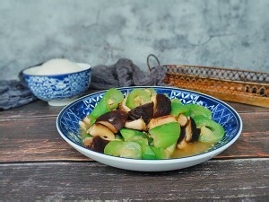 丝瓜炒蘑菇的做法