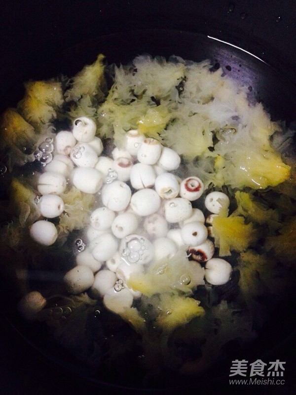 火龙果香蕉莲子红枣银耳汤