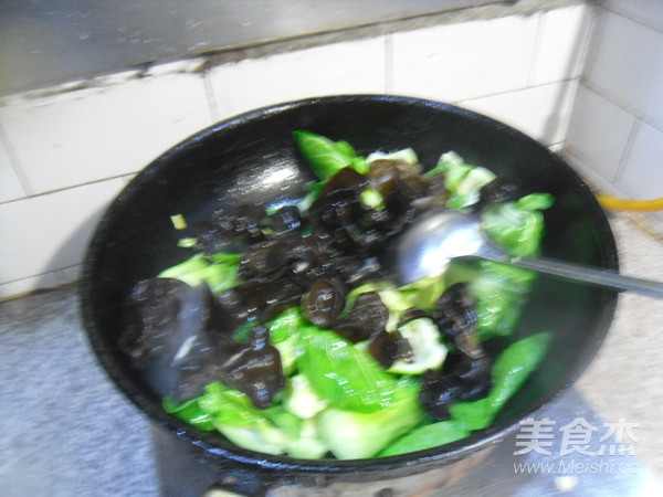 木耳炒油菜的做法