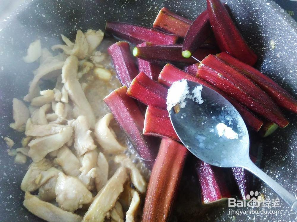 鸡胸肉爆秋葵的做法