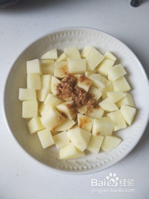 在家就可以做得香辣排骨蒸土豆