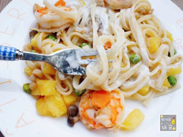 菠萝酸奶鲜虾拌乌冬