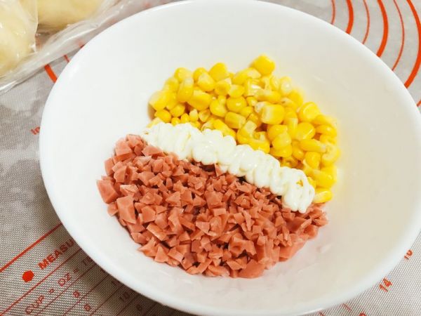 玉米沙拉火腿肠面包