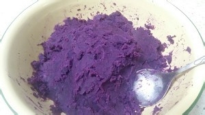 怎么做奶香紫薯发面饼？