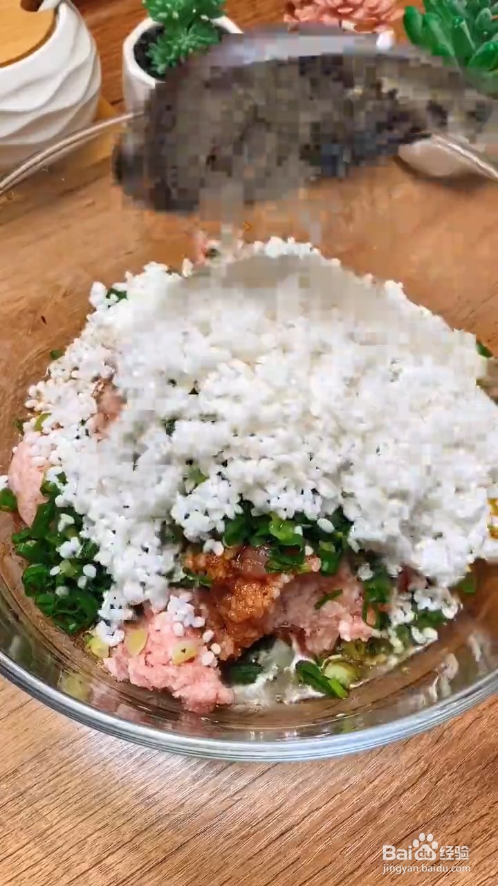 如何制作软糯鲜香的炸丸子