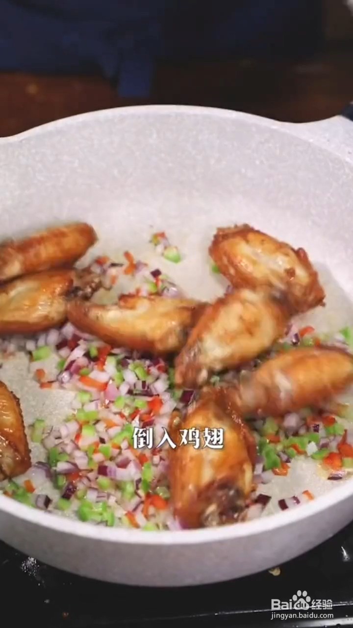 如何制作肉多汁的蒜香鸡翅
