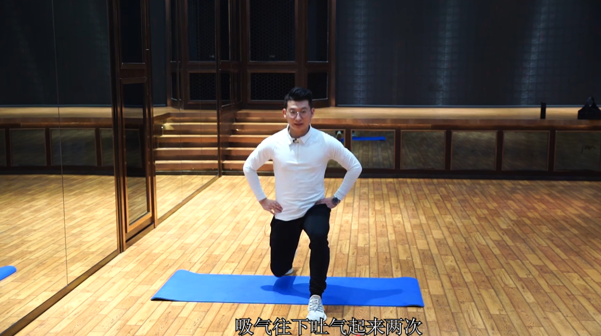 怎么练习箭步蹲来强化腿部力量